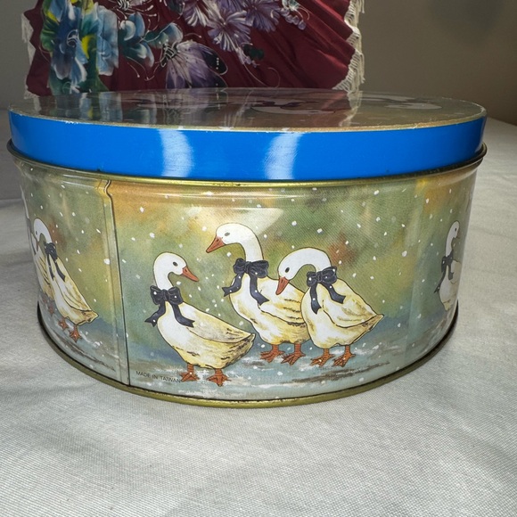Iconic Vintage 1980s Winter Geese Collectable Round Tin | Cottagecore Farmhouse - Picture 7 of 12